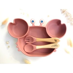 ASSIETTE CRABE SILICONE + COUVERTS BOIS/SILICONE – ROSE